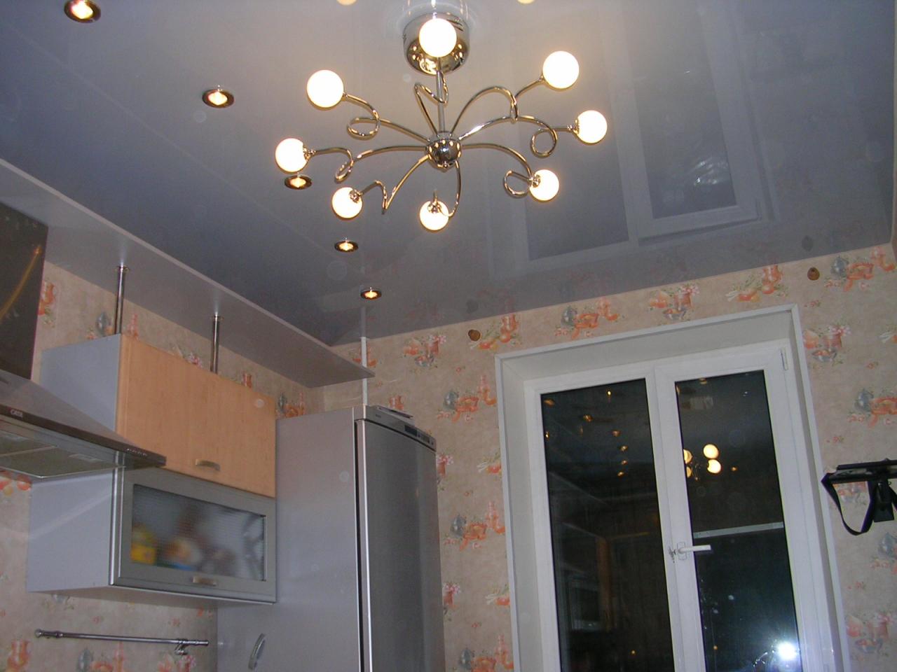 дизайн светильников на натяжном потолке на кухне